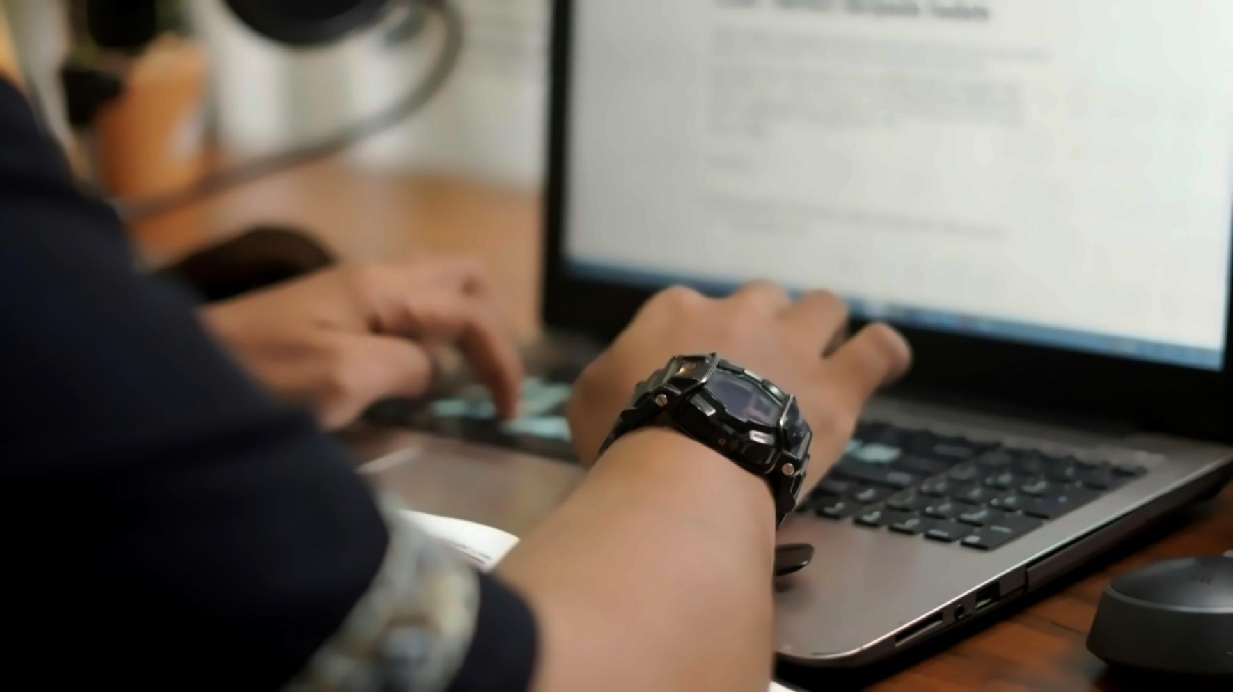 Formation en modélisation financière avec des professionnels analysant des données